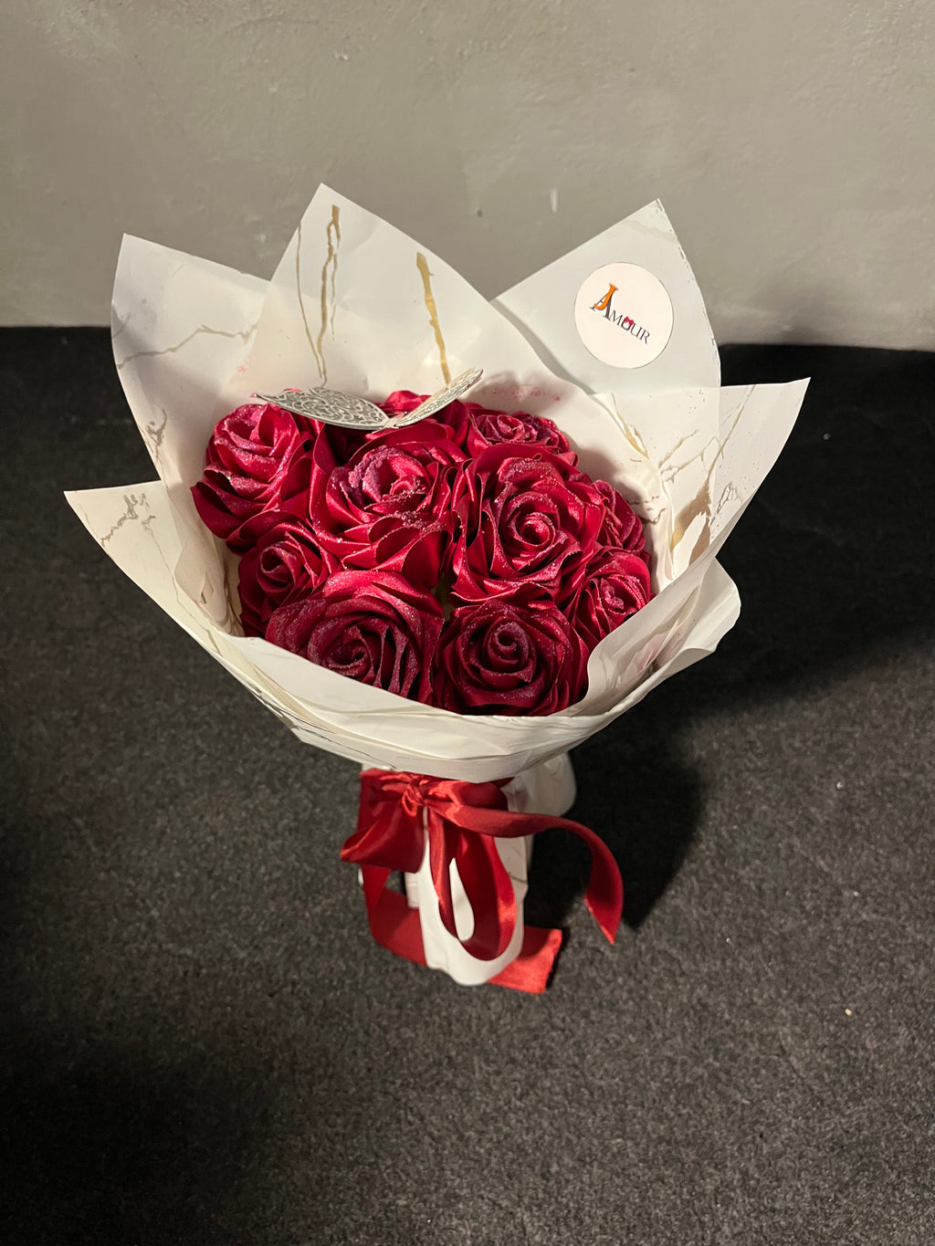 Flower bouquet 10 red rose with white warping