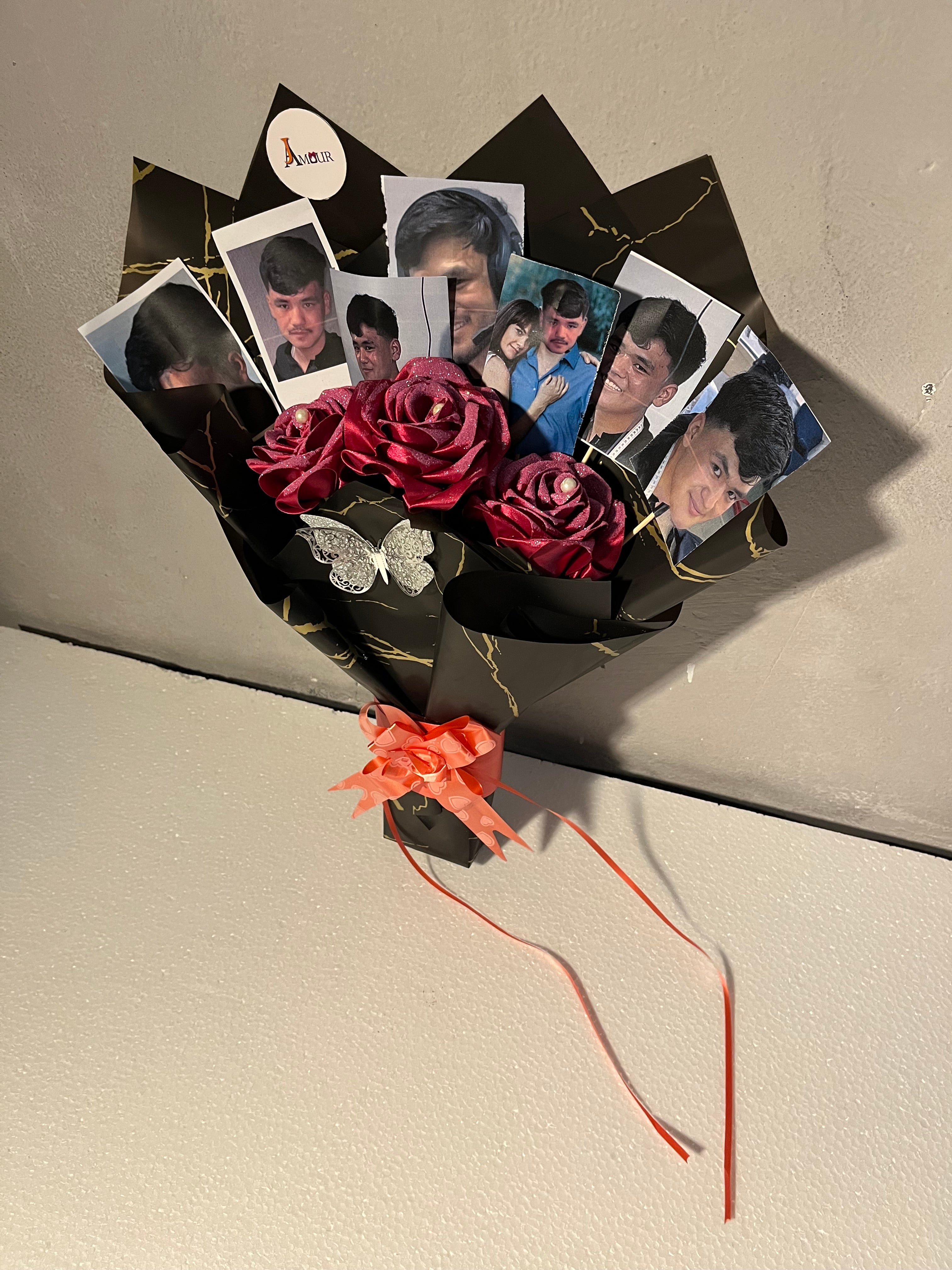 Picture customized bouquet with 3 red rose