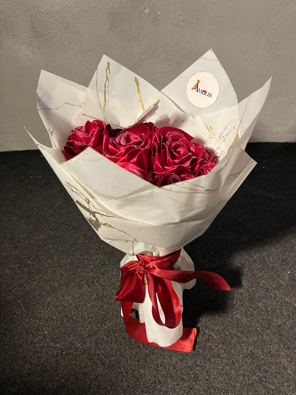 Flower bouquet 10 red rose with white warping