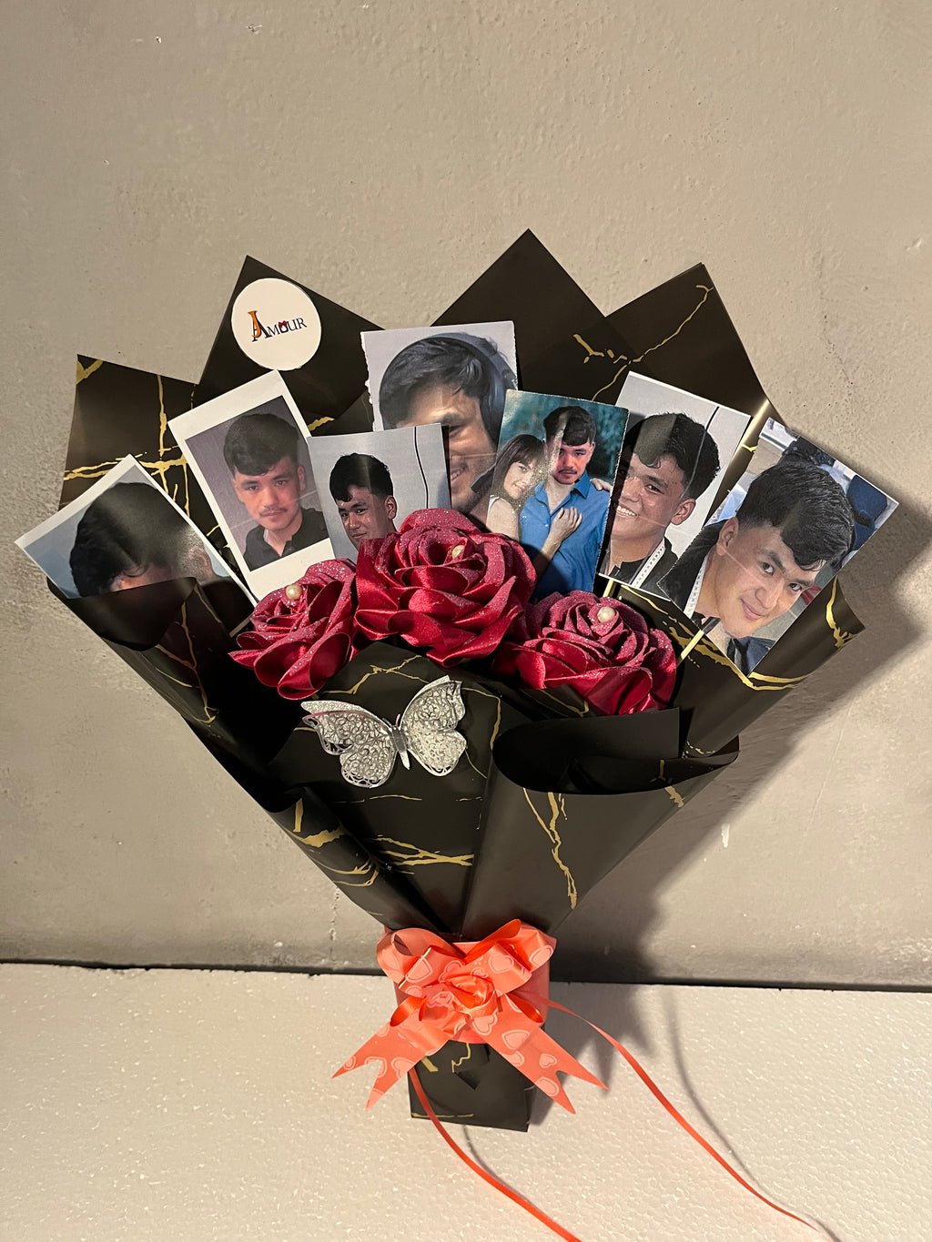 Picture customized bouquet with 3 red rose